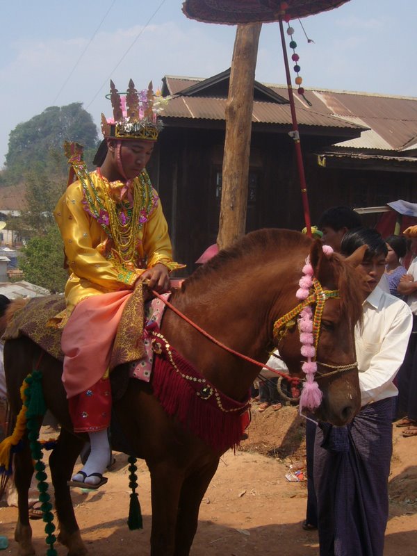 Travel - Myanmar - Kalaw Shan - Novice Procession into the Monastery
